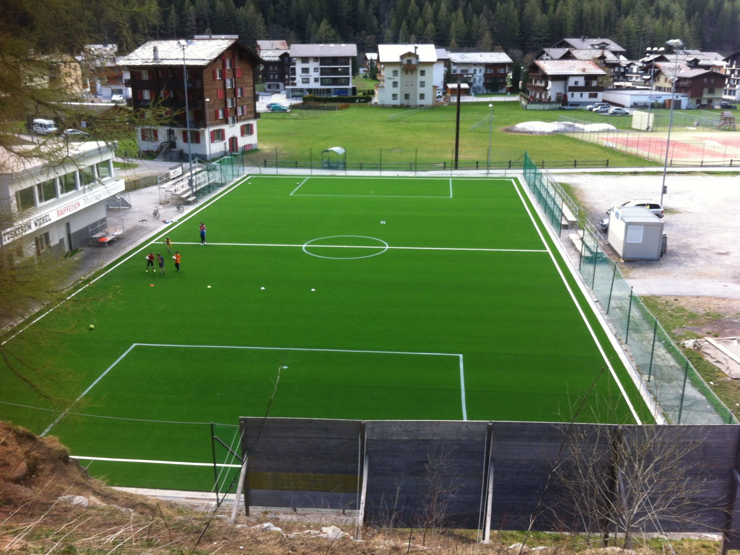 Kunstrasenplatz Saas Grund VS - Kleinspielfelder zum Mieten und Kaufen ⚽ Kunstrasenprofi-Arena Kunstrasenprofi-Arena ⚽ DAS Kleinspielfeld der Schweiz