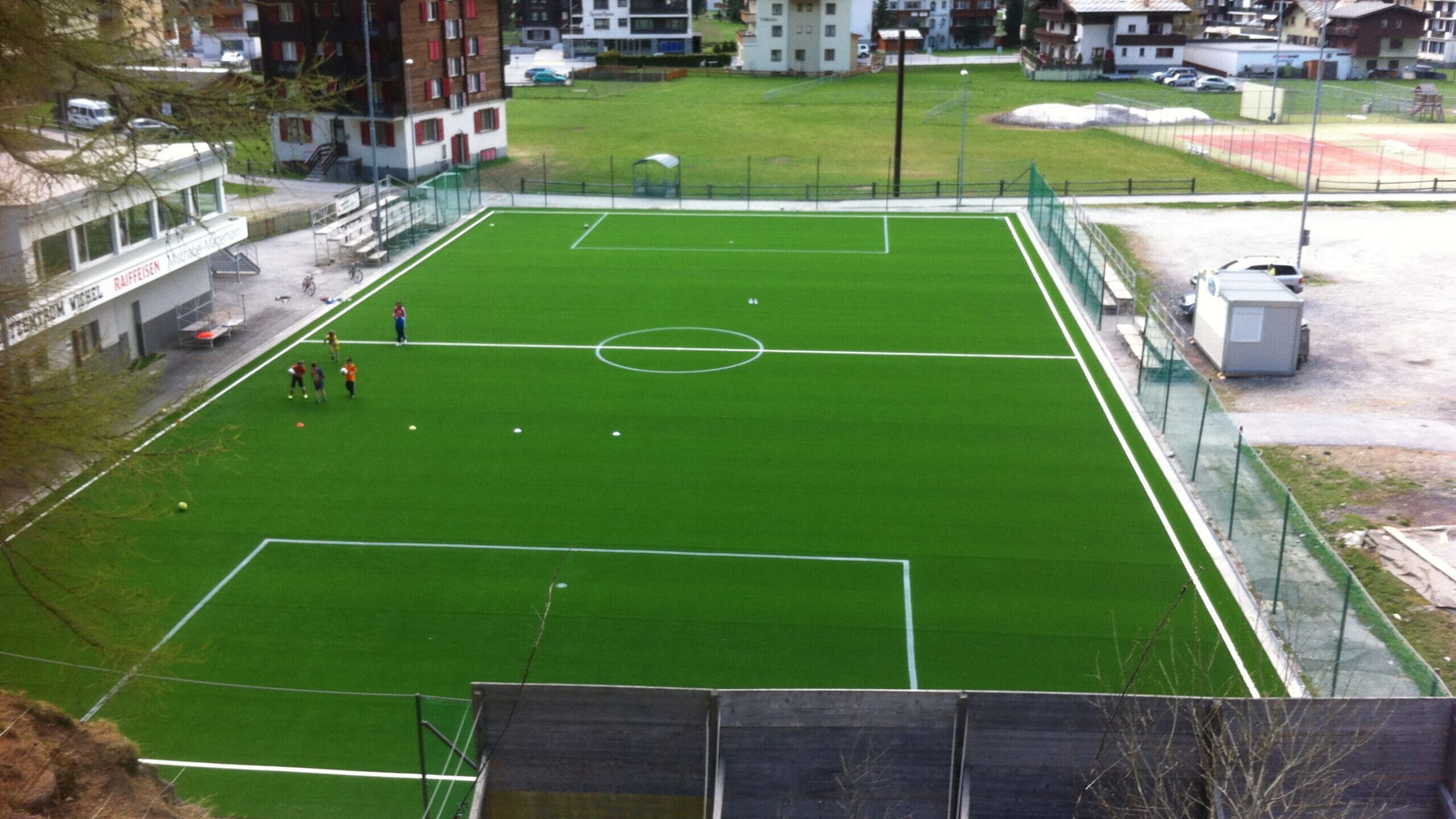 kunstrasen-minispielfeld-saas-grund - Kleinspielfelder zum Mieten und Kaufen ⚽ Kunstrasenprofi-Arena Kunstrasenprofi-Arena ⚽ DAS Kleinspielfeld der Schweiz