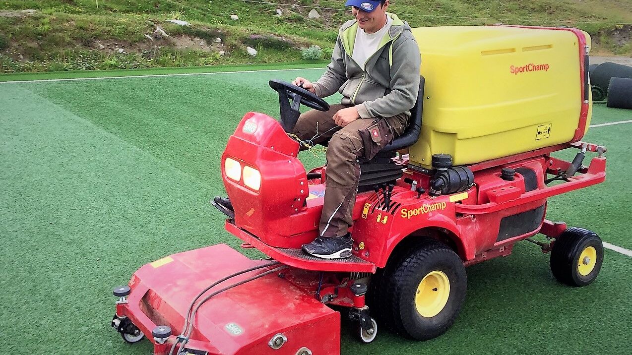 kunstrasen-reinigung-fussballplatz-1 - Kleinspielfelder zum Mieten und Kaufen ⚽ Kunstrasenprofi-Arena Kunstrasenprofi-Arena ⚽ DAS Kleinspielfeld der Schweiz