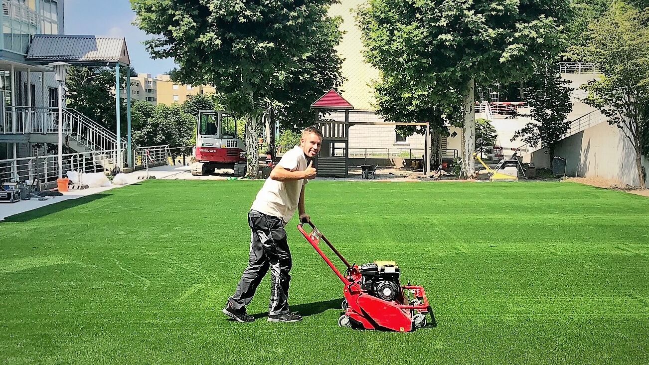 kunstrasen-reinigung-fussballplatz-2 - Kleinspielfelder zum Mieten und Kaufen ⚽ Kunstrasenprofi-Arena Kunstrasenprofi-Arena ⚽ DAS Kleinspielfeld der Schweiz