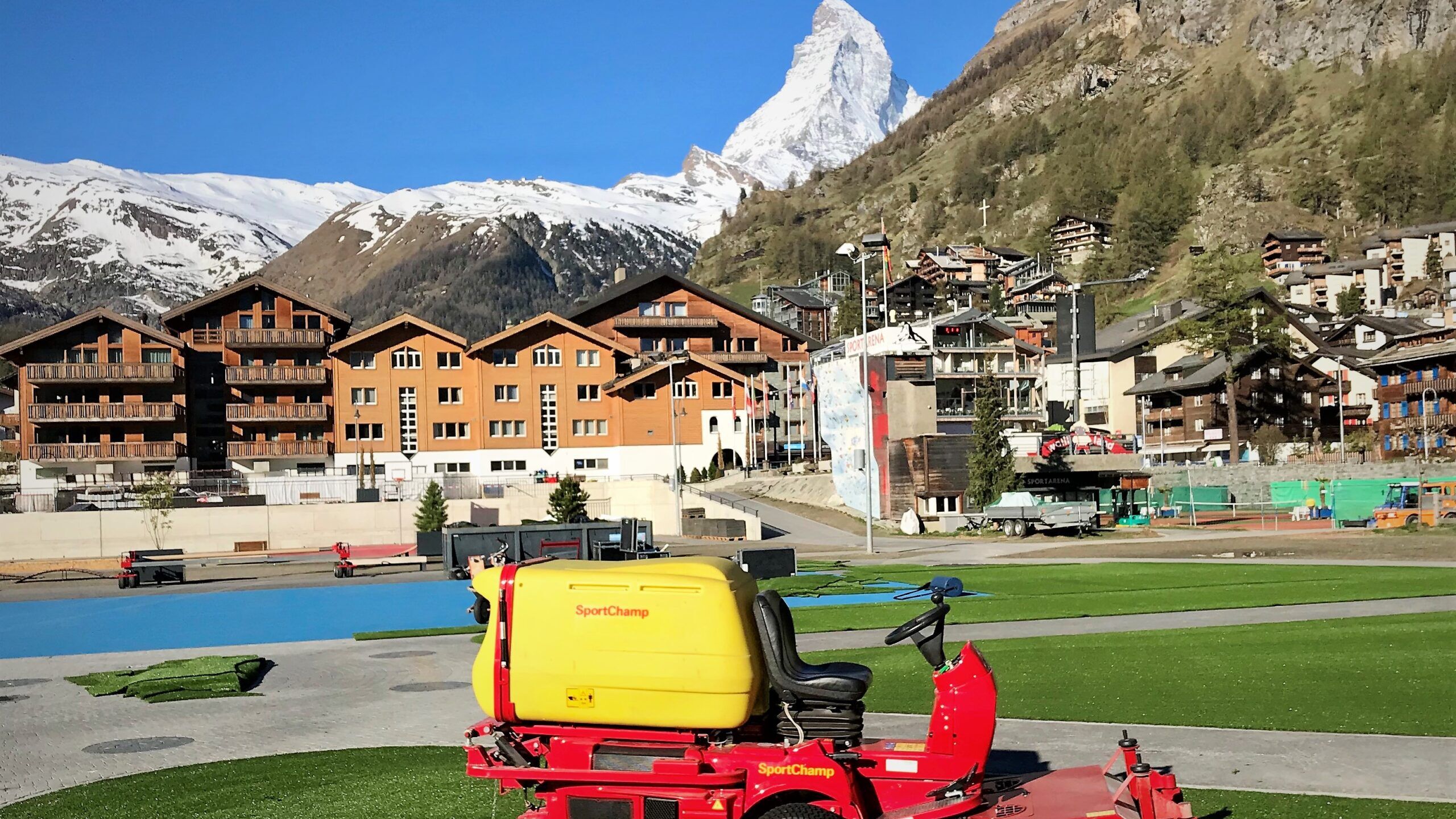 kunstrasen-reinigung-fussballplatz-3 - Kleinspielfelder zum Mieten und Kaufen ⚽ Kunstrasenprofi-Arena Kunstrasenprofi-Arena ⚽ DAS Kleinspielfeld der Schweiz